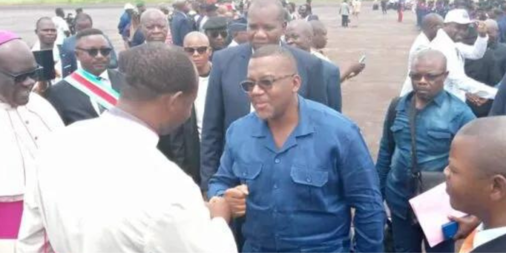 Le Gouverneur Malo Mobutu de la province du Nord-Ubangi Destitué 1 Le
Gouverneur
Malo Mobutu